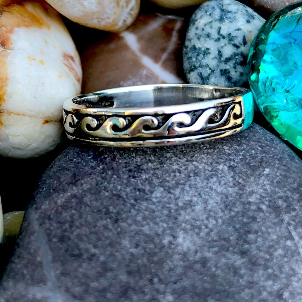 Women’s tribal wave ring